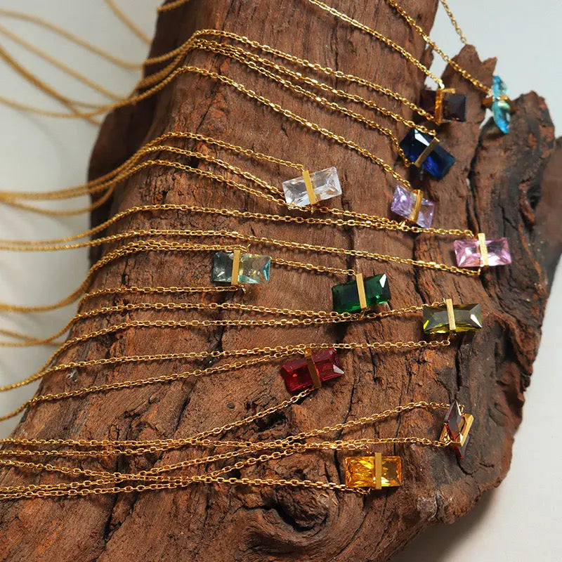 Kheira – Collier en plaqué or avec pendentif coloré Inad Création