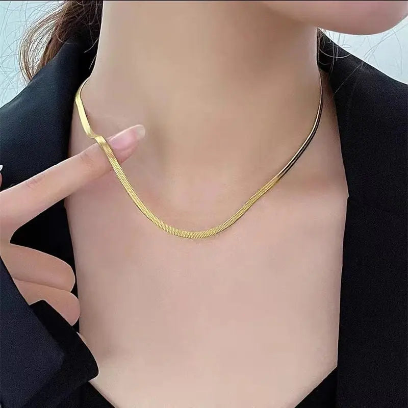 Collier décolleté serti de zircons plaqué or - Elise et moi Collier décolleté serti de zircons plaqué or - Elise et moi