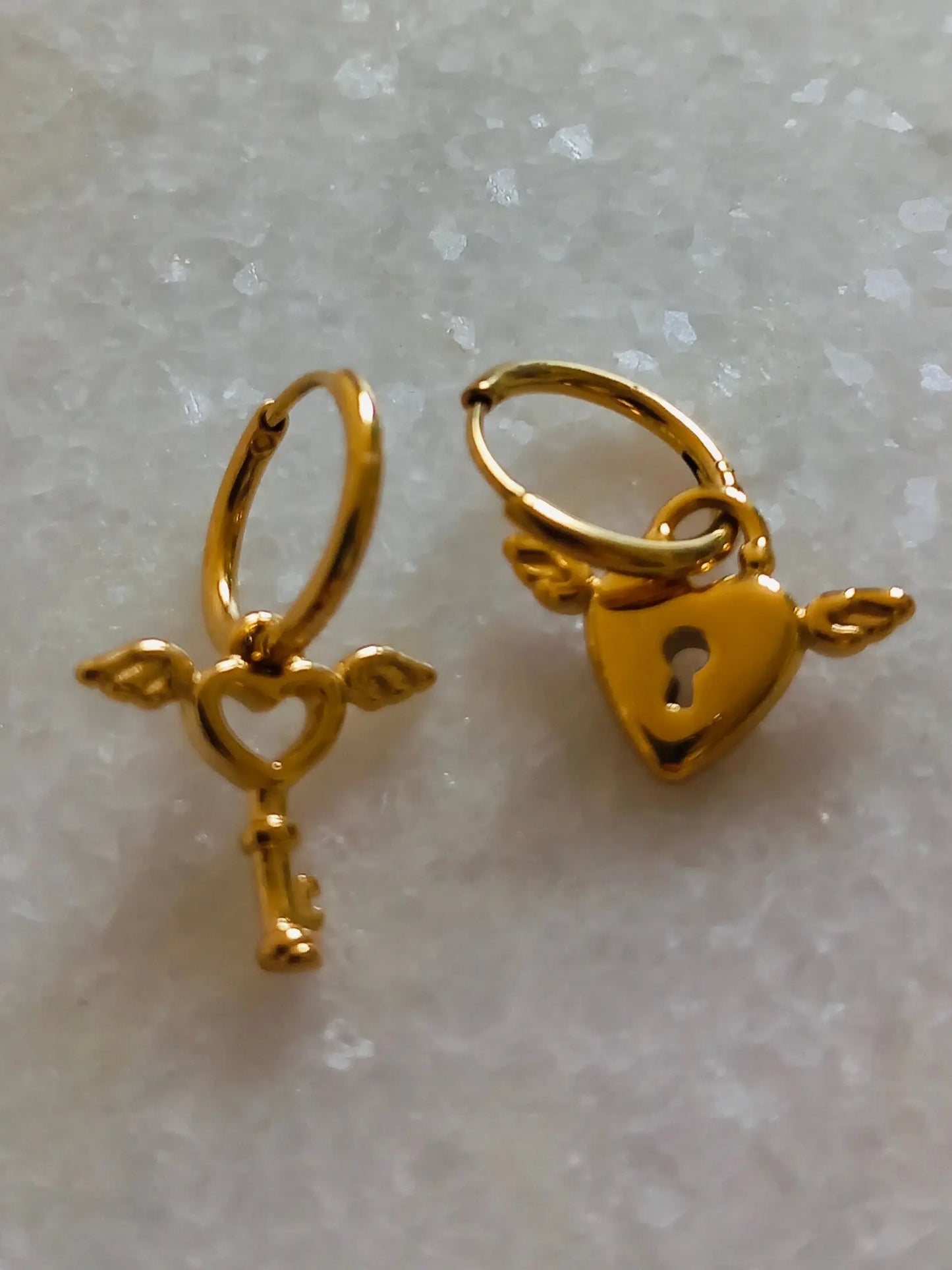 Monica boucles d’oreilles - Design romantique en plaqué or avec pendentifs cœur et clé Inad Création