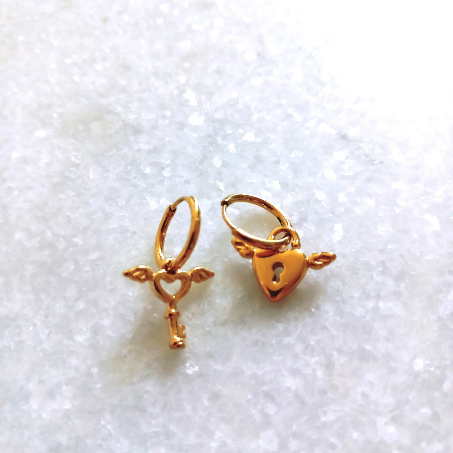 Monica boucles d’oreilles - Design romantique en plaqué or avec pendentifs cœur et clé Inad Création