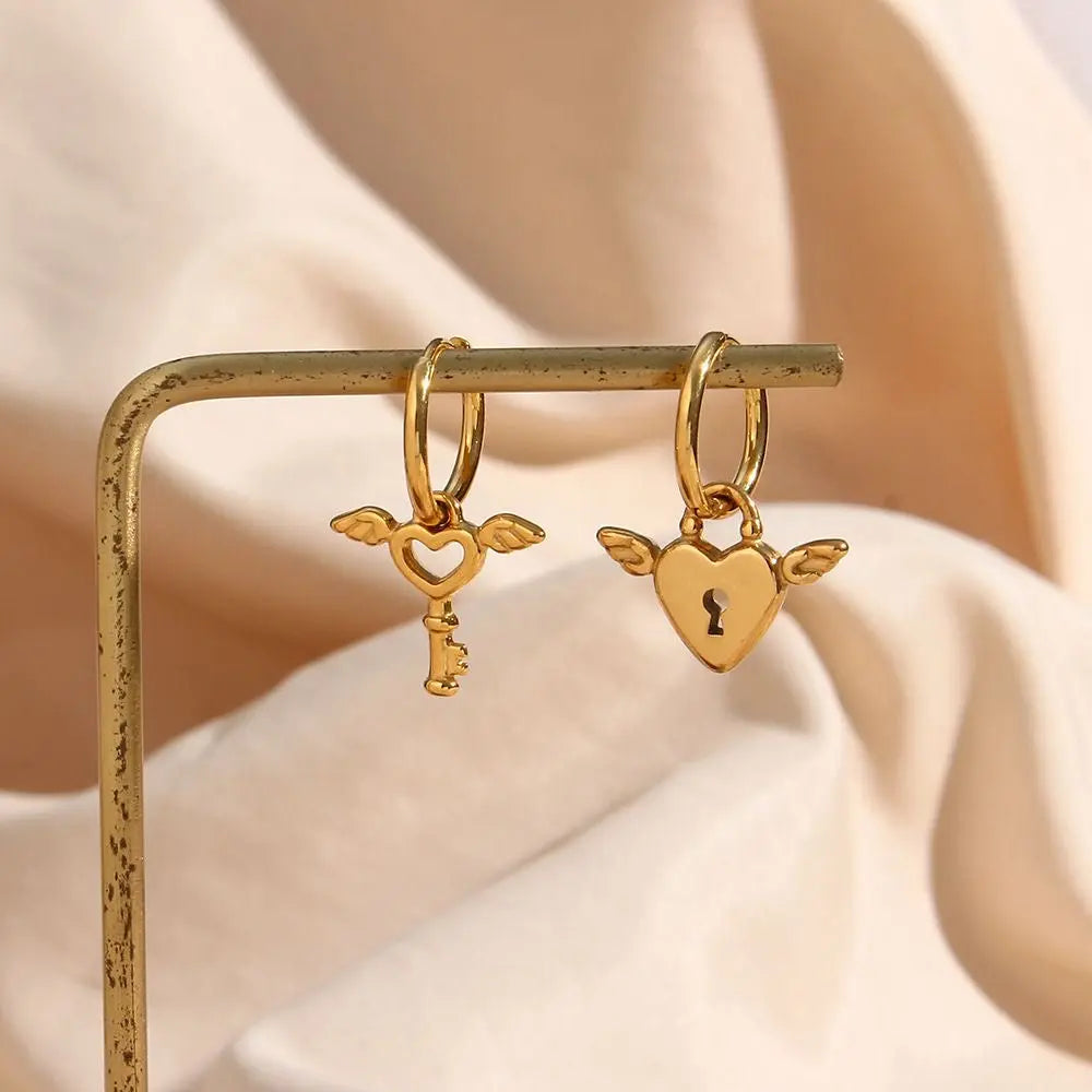 Monica boucles d’oreilles - Design romantique en plaqué or avec pendentifs cœur et clé Inad Création