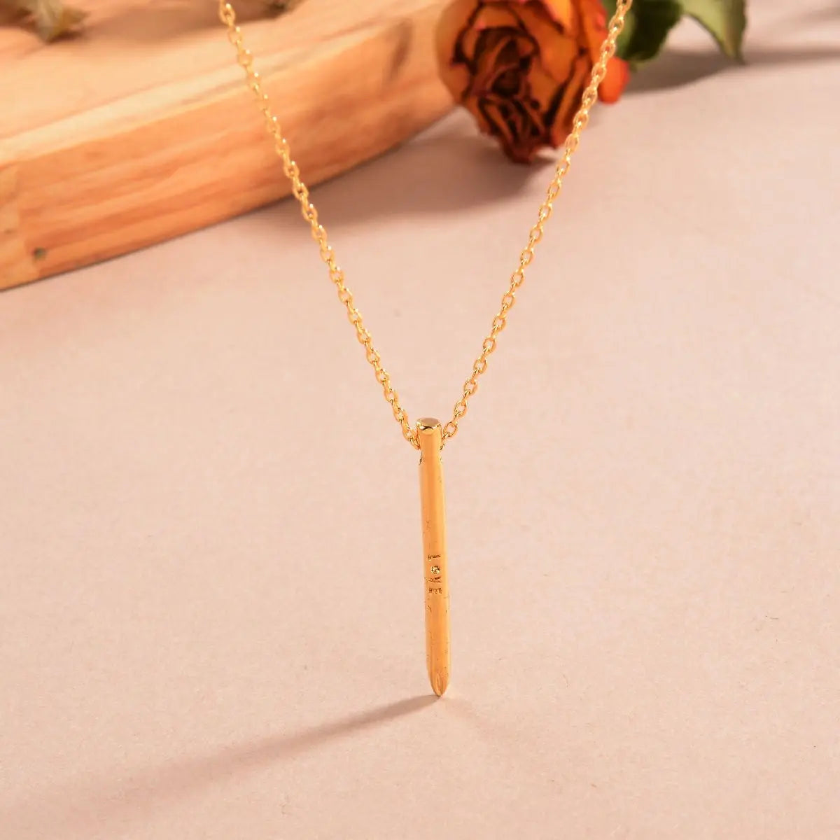 Sanna collier - Élégance Minimaliste avec un Pendentif Clou en Plaqué Or Inad Création