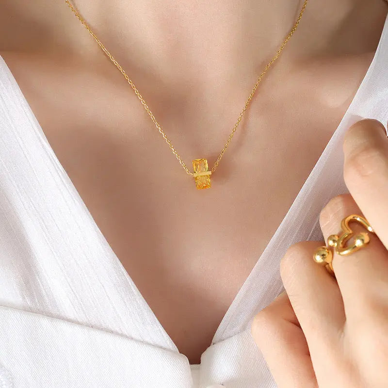 Kheira – Collier en plaqué or avec pendentif coloré Inad Création