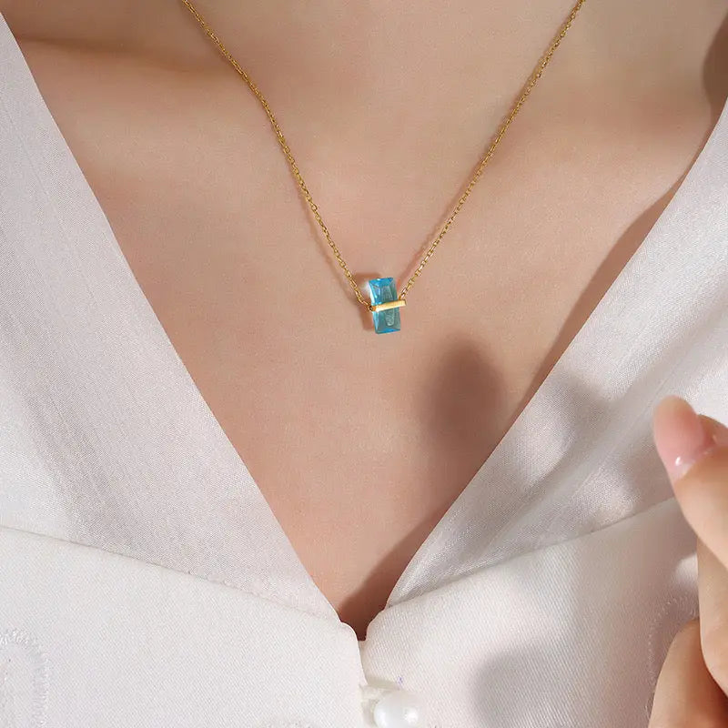 Kheira – Collier en plaqué or avec pendentif coloré Inad Création