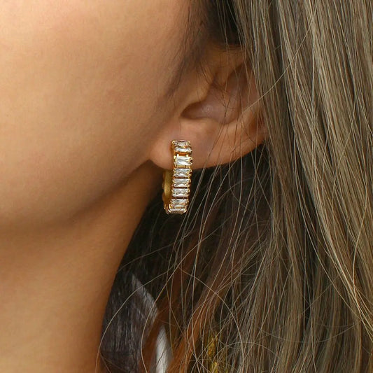 Lucia boucles d’oreilles - Créoles éclatantes en plaqué or avec zircons Inad Création