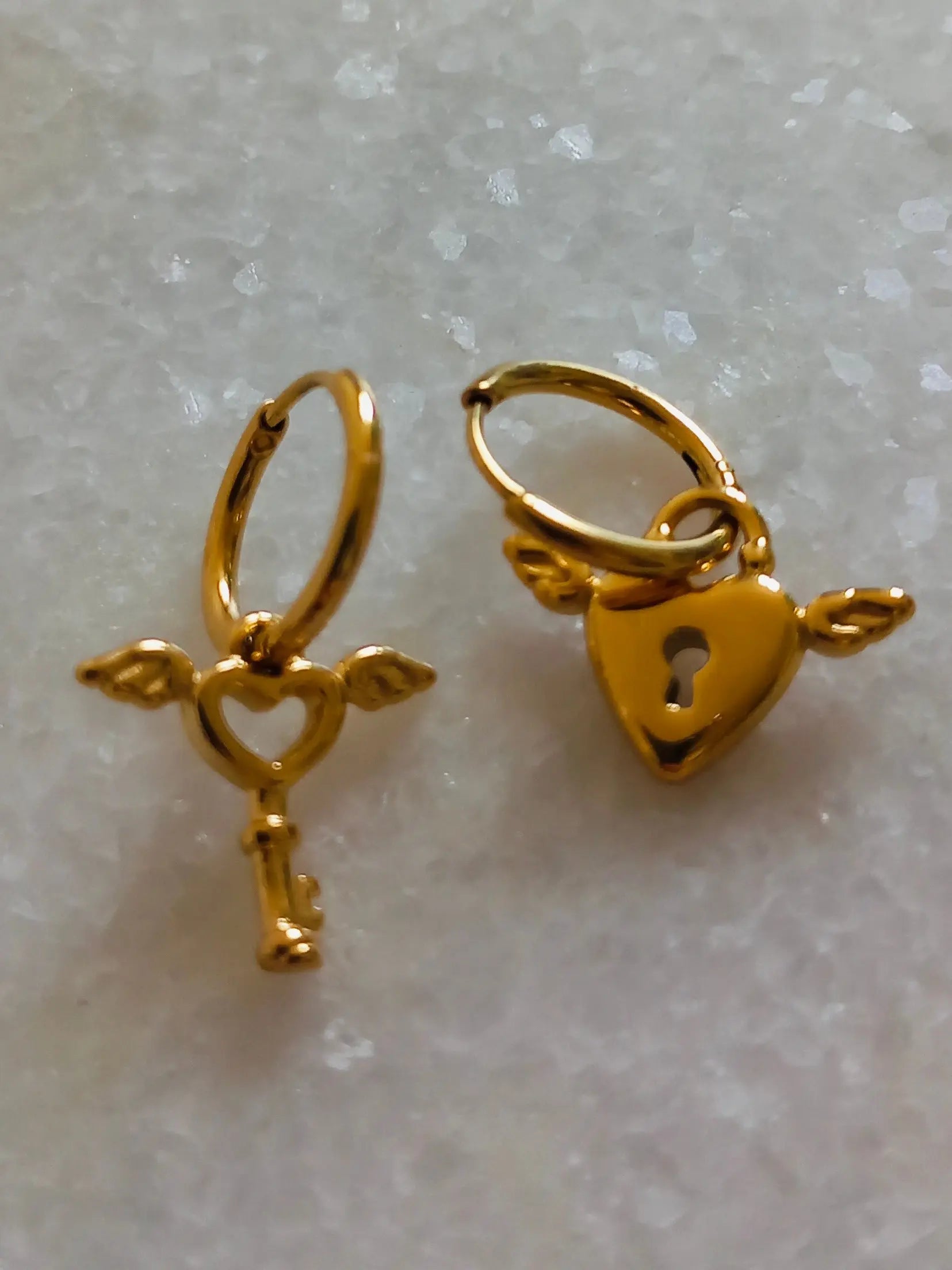 Monica boucles d’oreilles - Design romantique en plaqué or avec pendentifs cœur et clé Inad Création