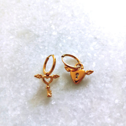 Monica boucles d’oreilles - Design romantique en plaqué or avec pendentifs cœur et clé Inad Création