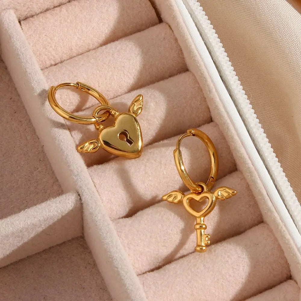Monica boucles d’oreilles - Design romantique en plaqué or avec pendentifs cœur et clé Inad Création