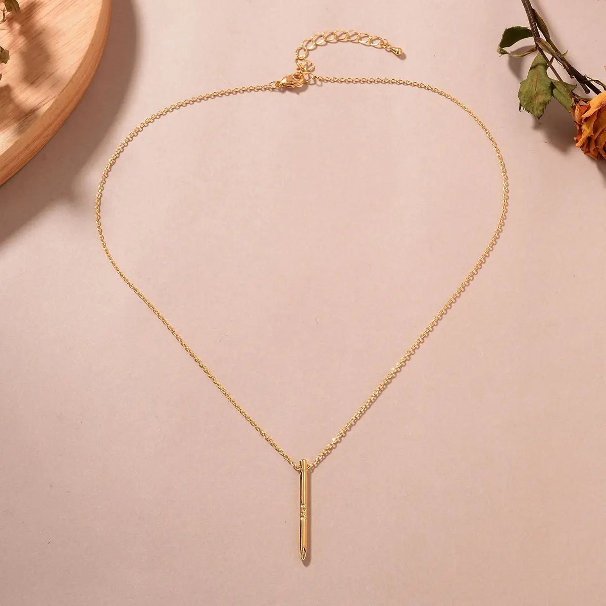 Sanna collier - Élégance Minimaliste avec un Pendentif Clou en Plaqué Or Inad Création